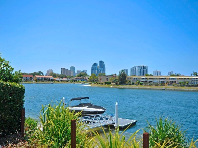 40 Sailaway Street, Mermaid Waters QLD 4218