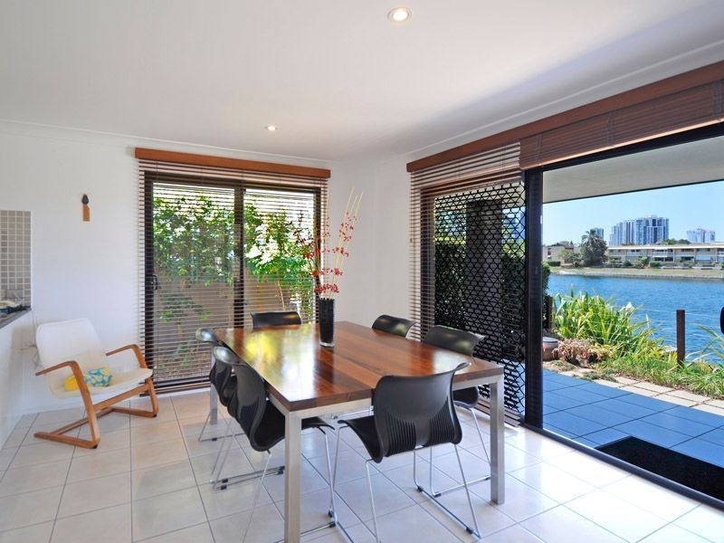 40 Sailaway Street, Mermaid Waters QLD 4218