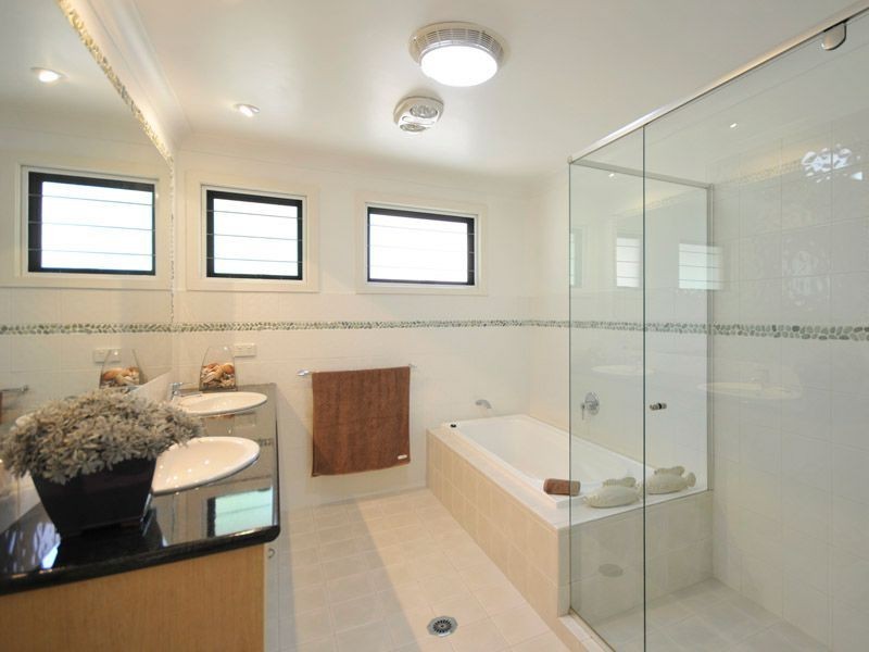 40 Sailaway Street, Mermaid Waters QLD 4218