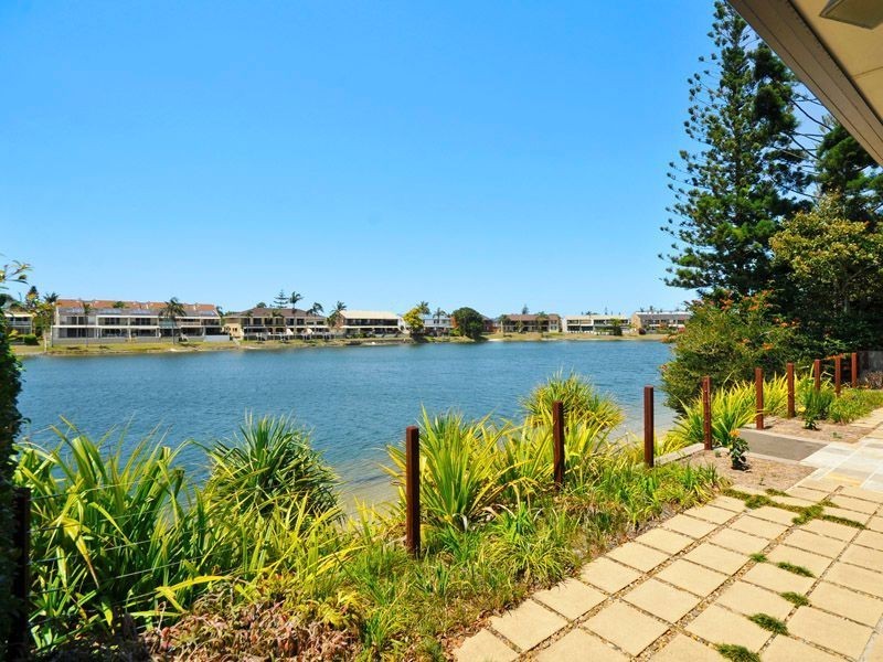 40 Sailaway Street, Mermaid Waters QLD 4218