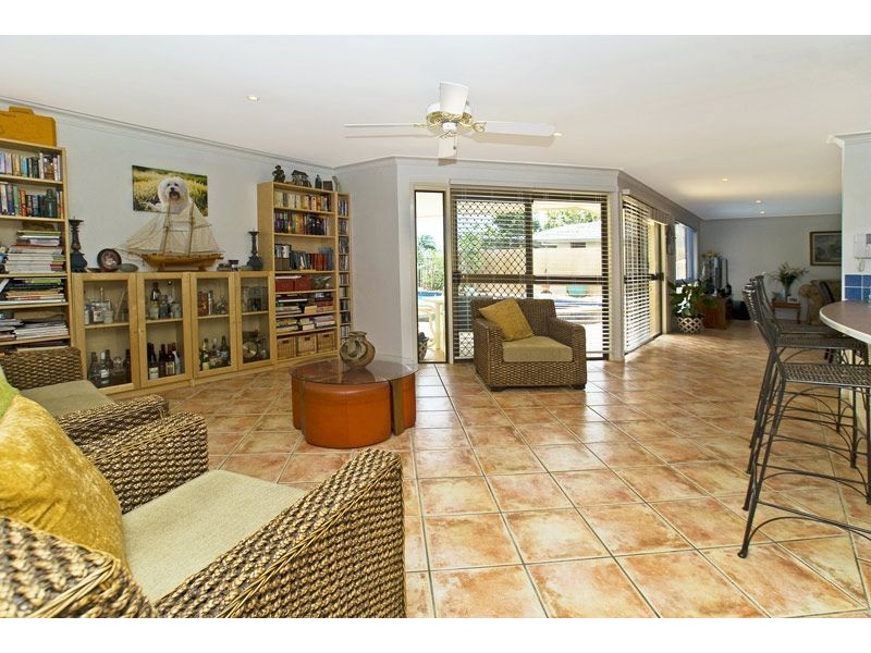 9 Rannock Ave, Benowa Waters QLD 4217