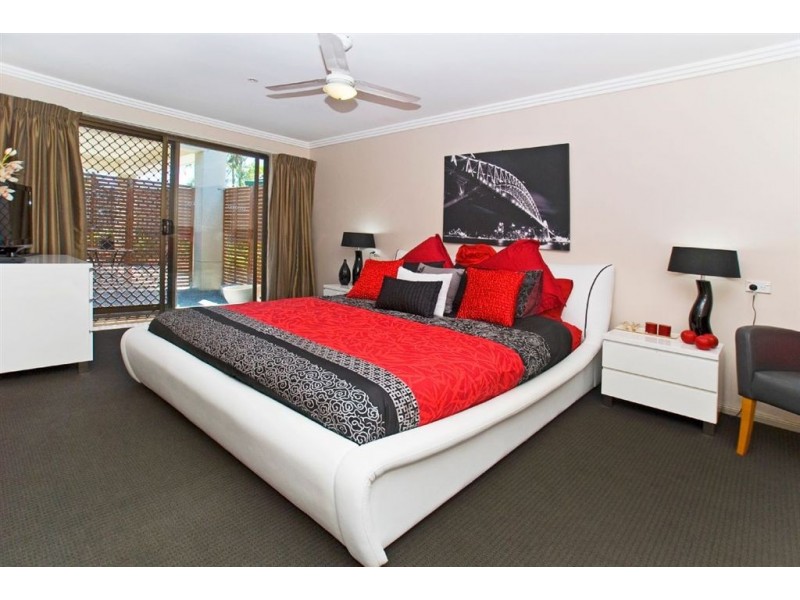 11 Lunar Court, Benowa QLD 4217