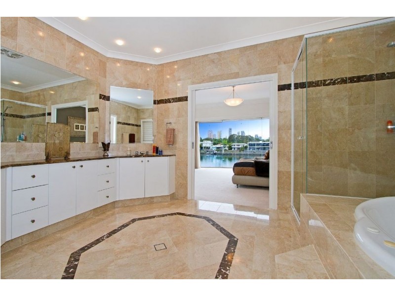 86 Amalfi Drive, Isle Of Capri QLD 4217