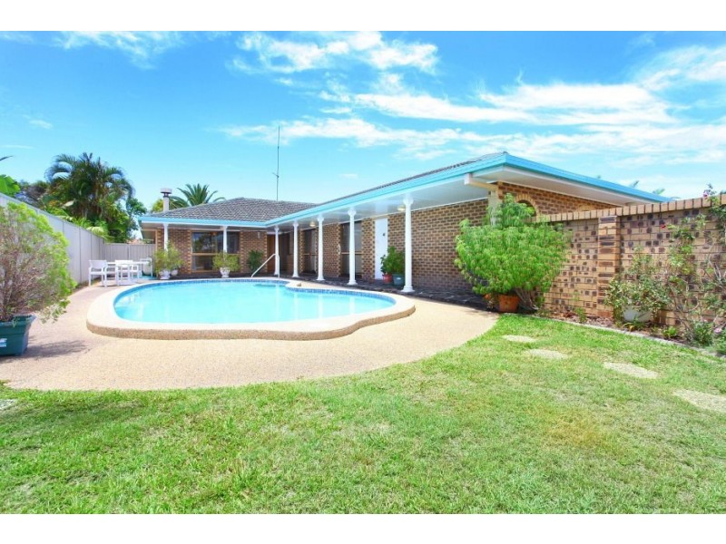 8 McIlwraith Avenue, Sorrento QLD 4217