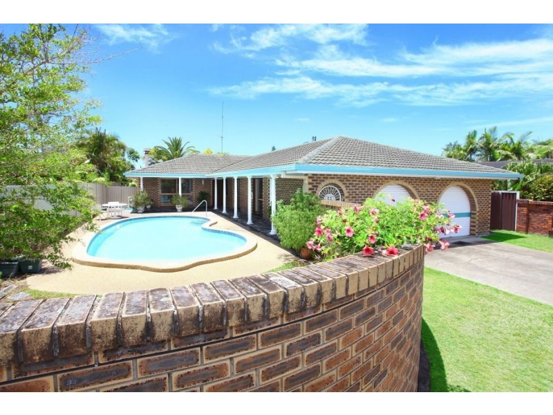 8 McIlwraith Avenue, Sorrento QLD 4217