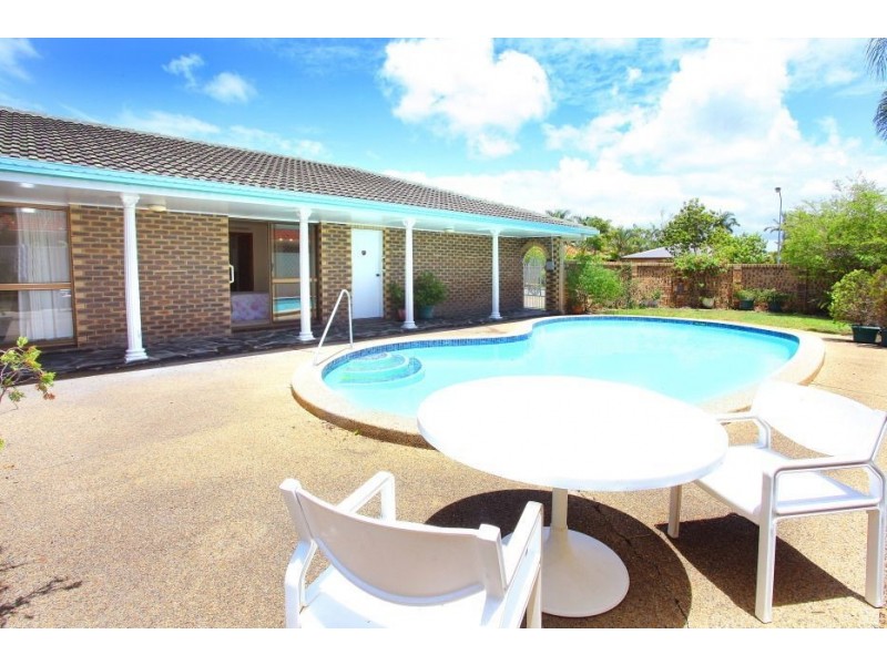 8 McIlwraith Avenue, Sorrento QLD 4217