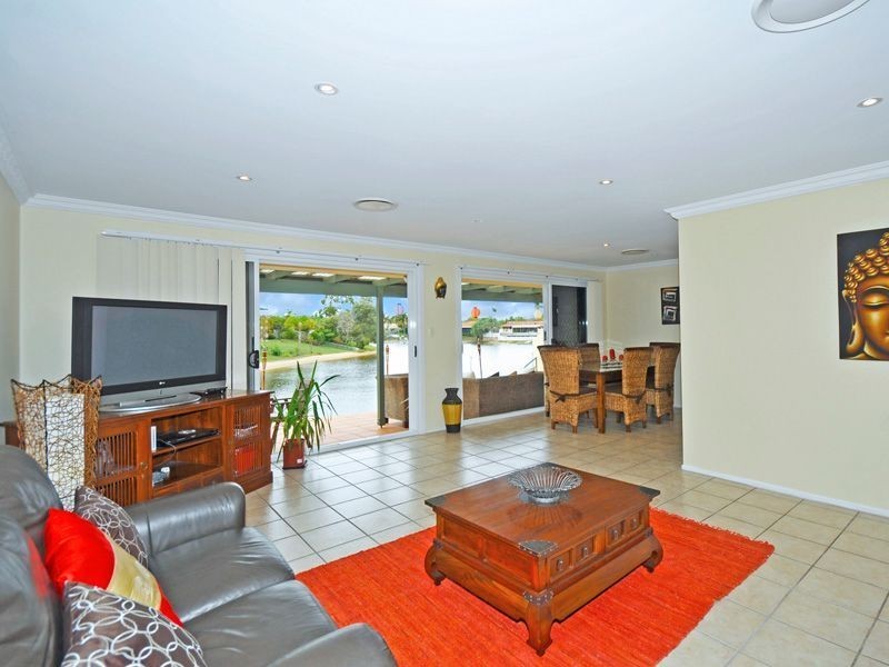 11/8 Dunlop Court, Mermaid Waters QLD 4218