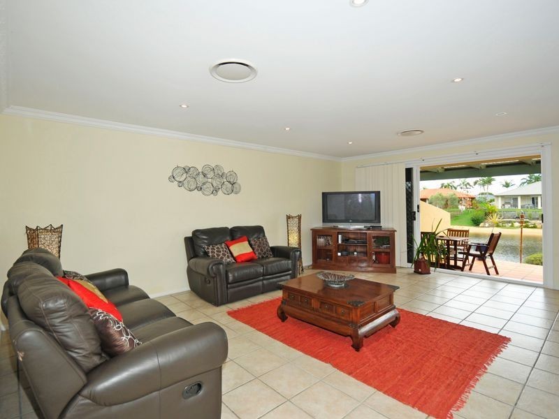 11/8 Dunlop Court, Mermaid Waters QLD 4218