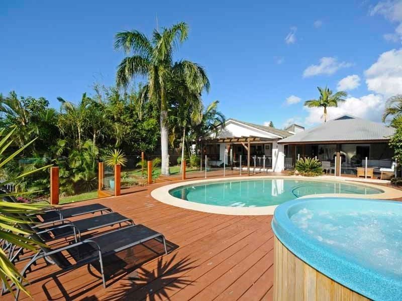18 Gretel Drive, Mermaid Waters QLD 4218