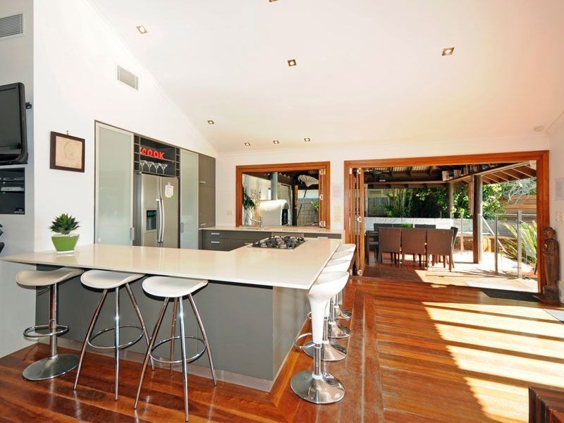 18 Gretel Drive, Mermaid Waters QLD 4218