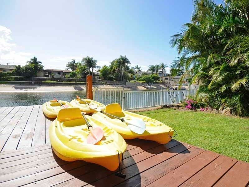 18 Gretel Drive, Mermaid Waters QLD 4218