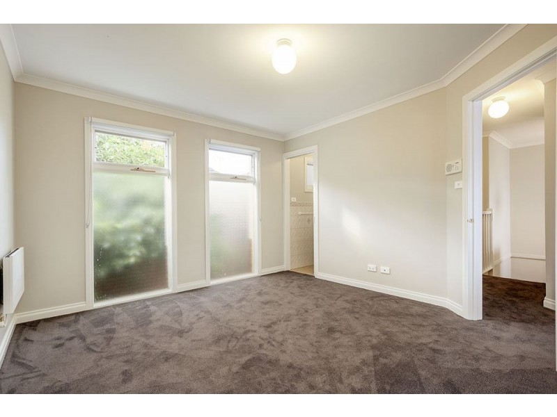 4/3 Lake Grove, Coburg VIC 3058