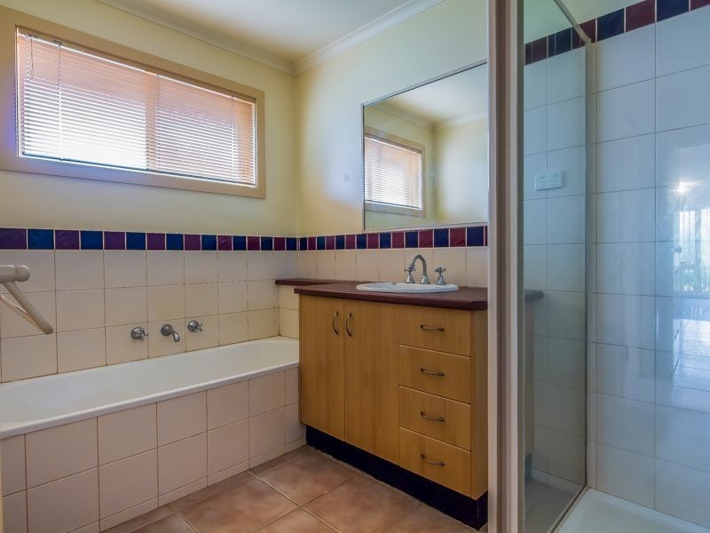 2/11 Ferris Street, Drouin VIC 3818