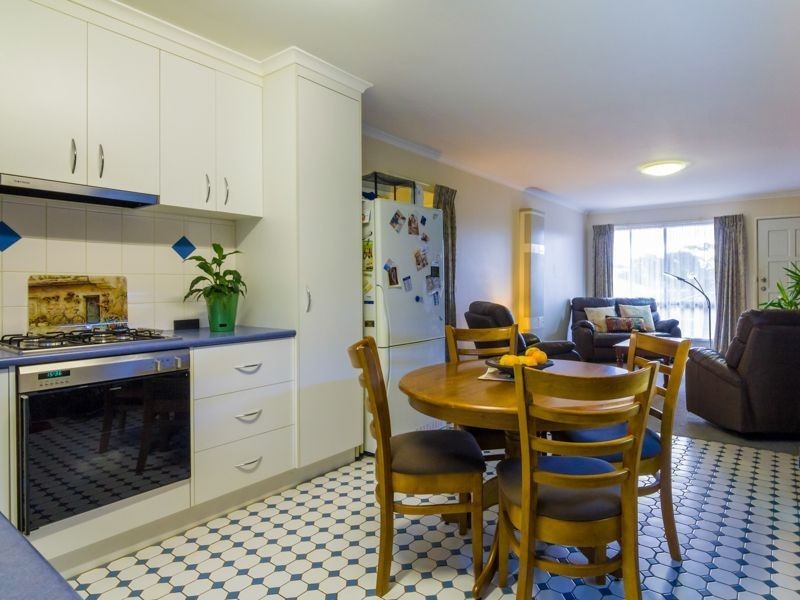 2/24 Main South Road, Drouin VIC 3818