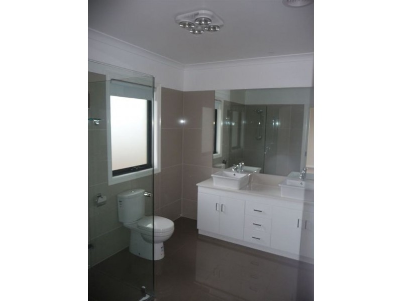 6 Kensington Square, Drouin VIC 3818