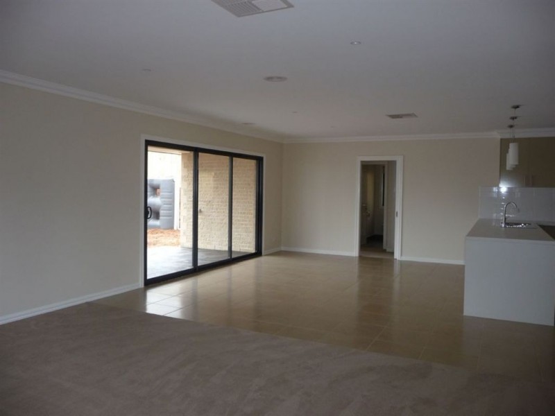 6 Kensington Square, Drouin VIC 3818