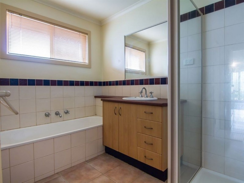 2/11 Ferris Street, Drouin VIC 3818