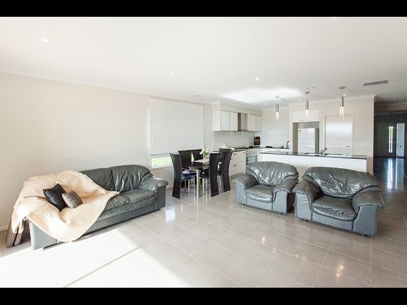 13 Warwick Way, Drouin VIC 3818