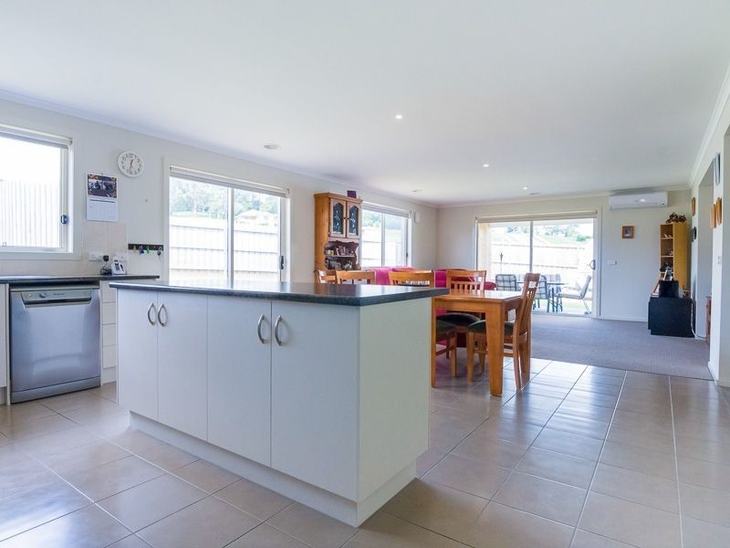 25 Summerhill Boulevard, Drouin VIC 3818