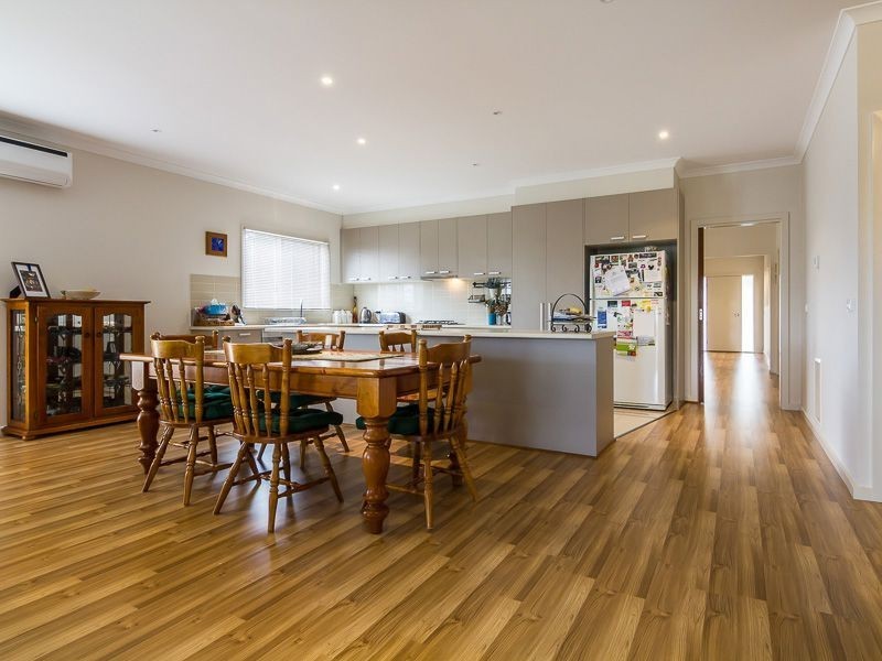 20 Valleyview Grove, Drouin VIC 3818