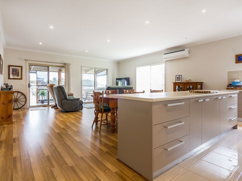 20 Valleyview Grove, Drouin VIC 3818