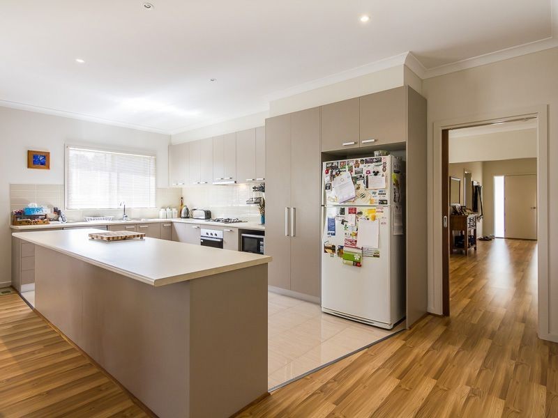 20 Valleyview Grove, Drouin VIC 3818