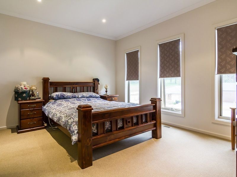 20 Valleyview Grove, Drouin VIC 3818