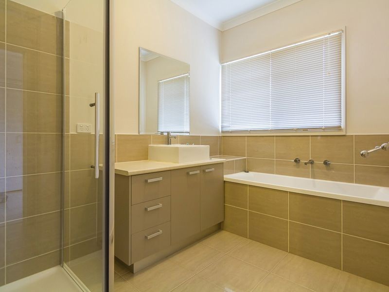 20 Valleyview Grove, Drouin VIC 3818