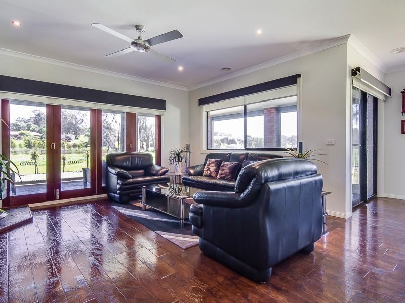 9 Carlile Court, Drouin VIC 3818