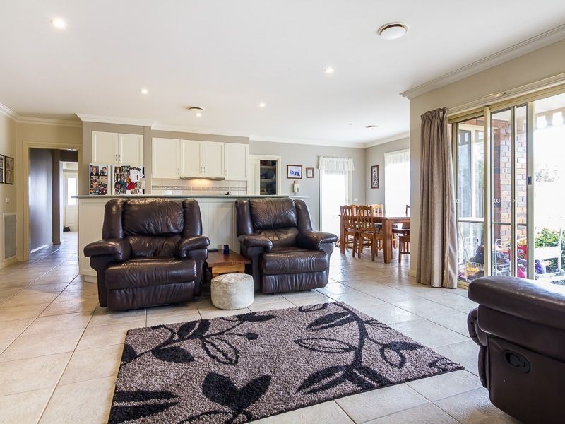 11 Rusrees Court, Drouin VIC 3818