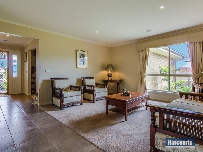 24 Clifford Drive, Drouin VIC 3818