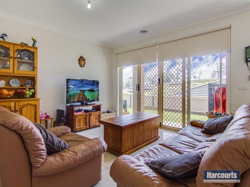 21 Valleyview Grove, Drouin VIC 3818