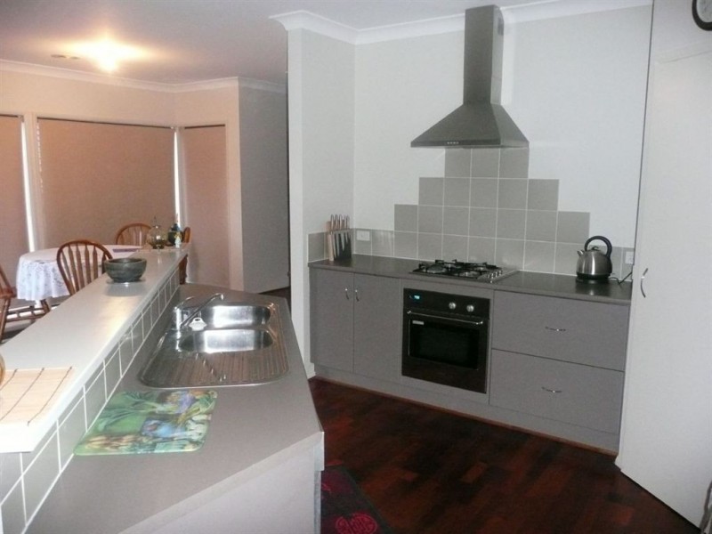 17 Lyndhurst Square, Drouin VIC 3818