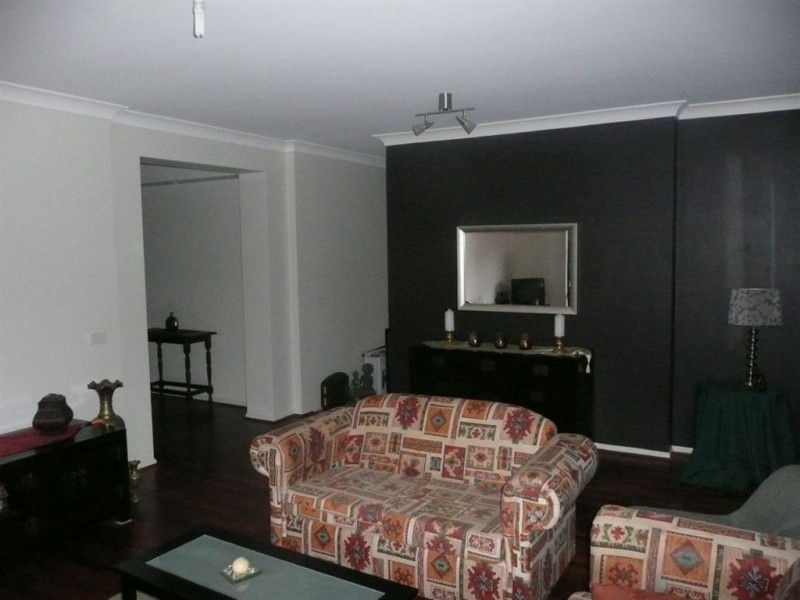 17 Lyndhurst Square, Drouin VIC 3818