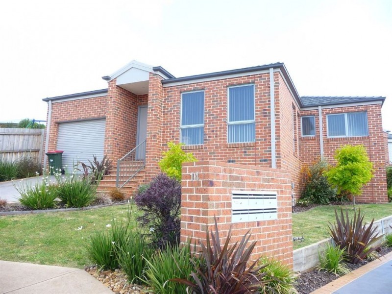 2/14-15 Janine Court, Drouin VIC 3818