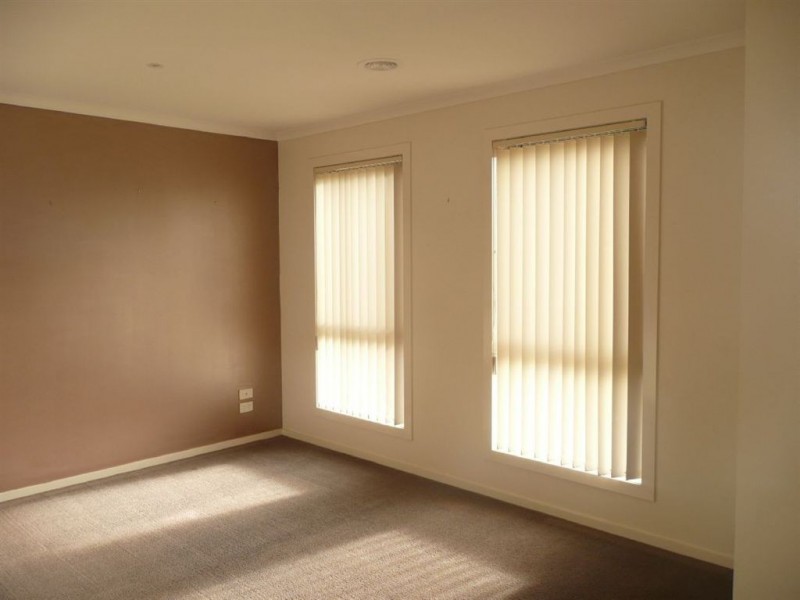 2/14-15 Janine Court, Drouin VIC 3818