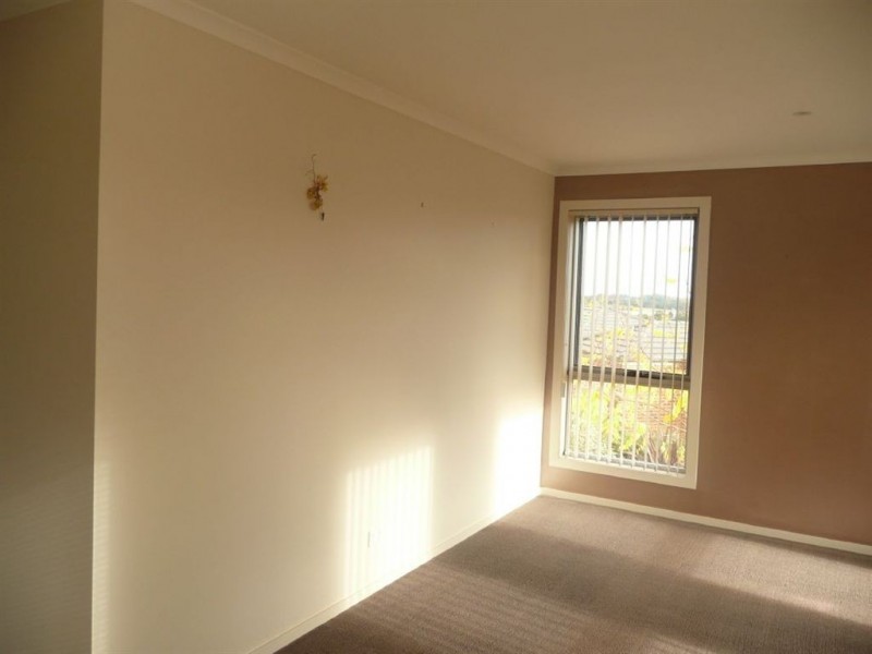 2/14-15 Janine Court, Drouin VIC 3818