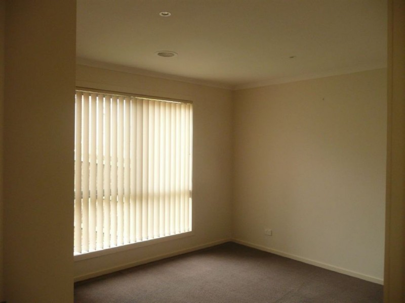 2/14-15 Janine Court, Drouin VIC 3818