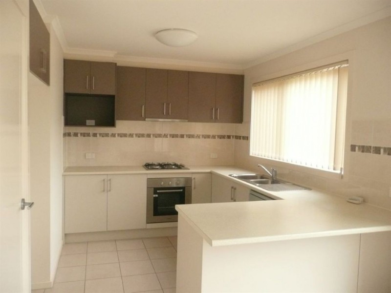 2/14-15 Janine Court, Drouin VIC 3818