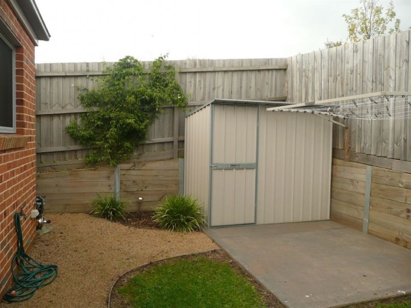 2/14-15 Janine Court, Drouin VIC 3818