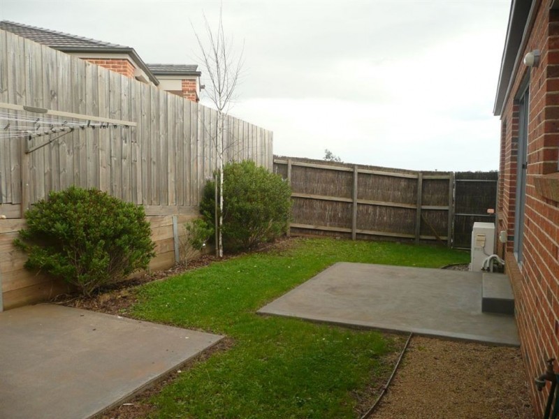 2/14-15 Janine Court, Drouin VIC 3818