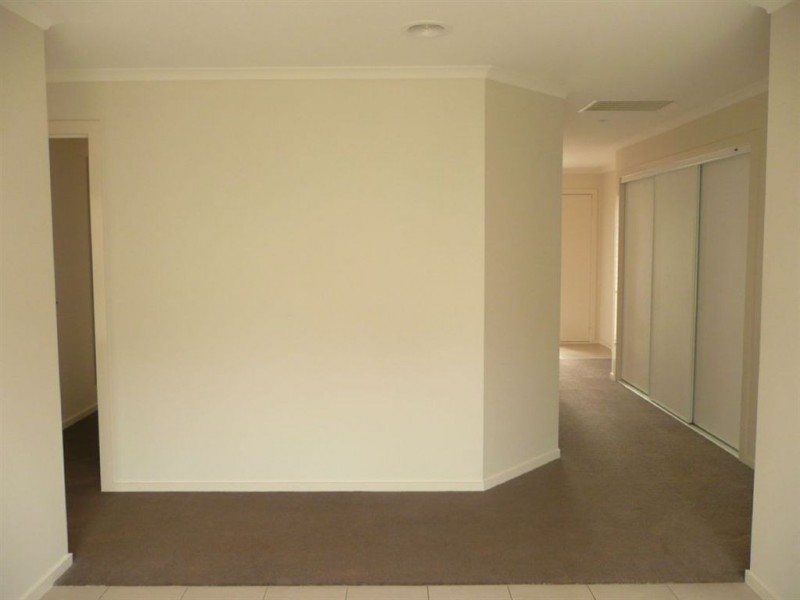 2/14-15 Janine Court, Drouin VIC 3818