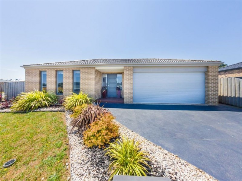 16 Chiswick Crescent, Drouin VIC 3818