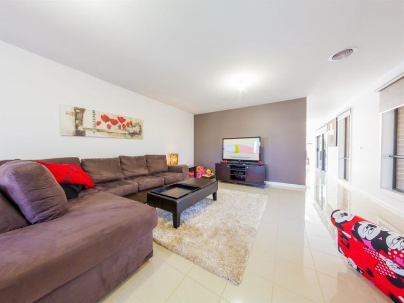16 Chiswick Crescent, Drouin VIC 3818