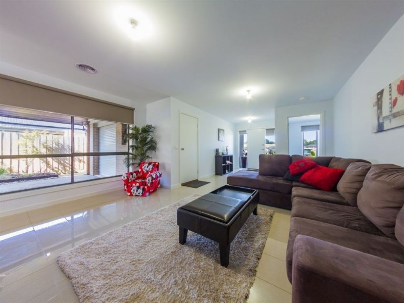 16 Chiswick Crescent, Drouin VIC 3818