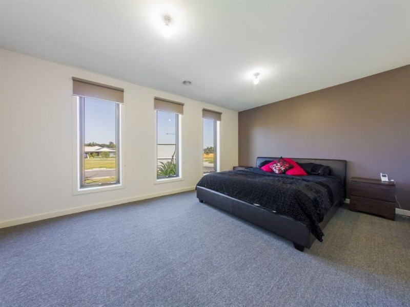 16 Chiswick Crescent, Drouin VIC 3818