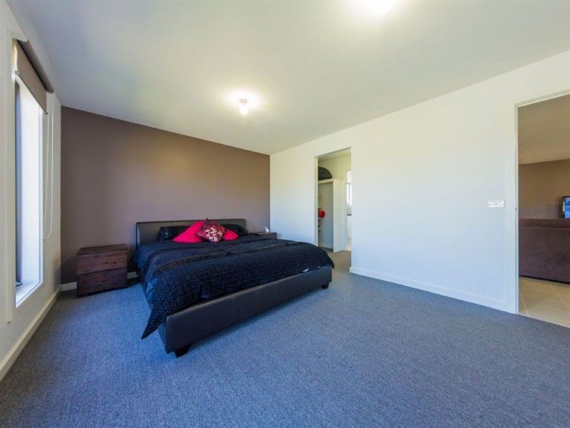 16 Chiswick Crescent, Drouin VIC 3818