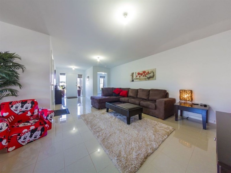 16 Chiswick Crescent, Drouin VIC 3818