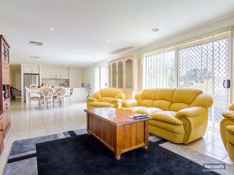 10 Lawrence Road, Drouin VIC 3818