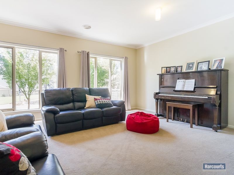 7 Lakeside Court, Drouin VIC 3818